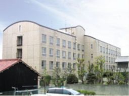 広々とした建物正面