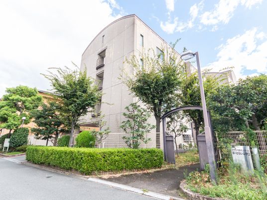 明るい建物の外観
