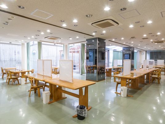 食堂の広々とした空間