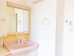 明るい洗面台の設え