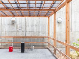 中庭のベンチと屋根