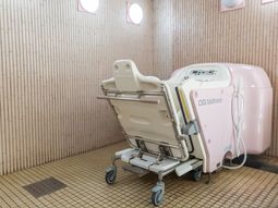 浴室用機器付きチェア
