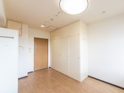 明るい居室の一角