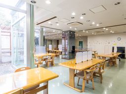 明るい食堂空間