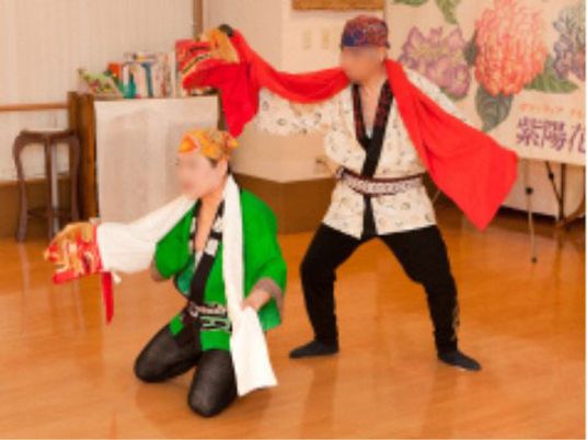 伝統芸能を披露する人々