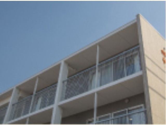 明るい建物の外観