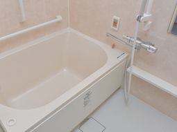 手すり付きモダンな浴室