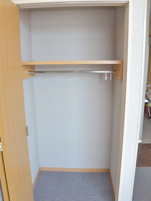 空の木製クローゼット