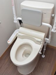 手すり付きの清潔なトイレ