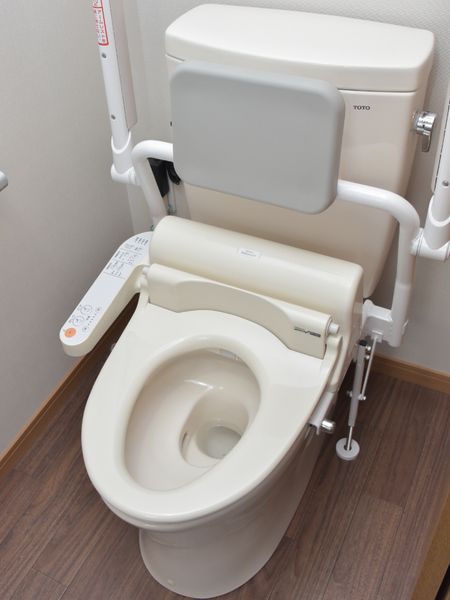 手すり付きの清潔なトイレ