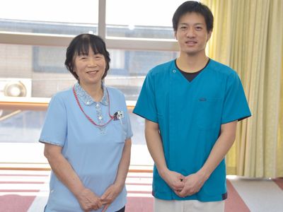 笑顔のスタッフ二人立つ様子