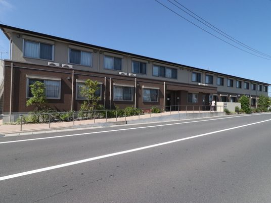明るい住宅型施設の外観