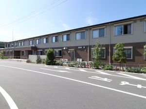 明るい外観の建物