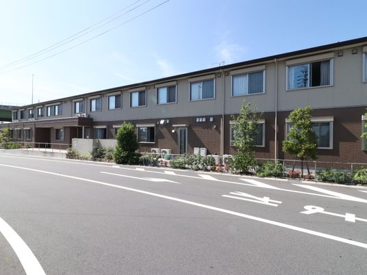 明るい外観の建物