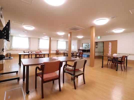 広々とした明るい食堂