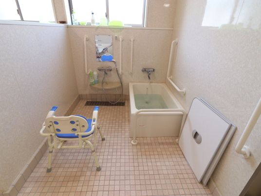 バリアフリーの清潔な浴室