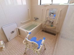 バリアフリーの浴室設備