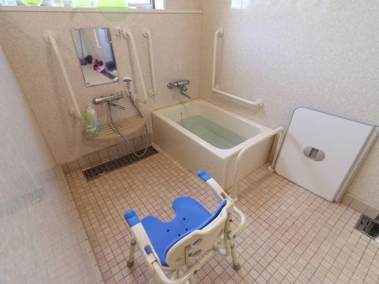 バリアフリー設計の浴室