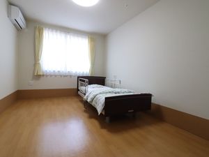 明るい居室の一角
