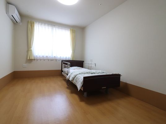 明るい居室の一角