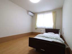 明るい居室のベッド