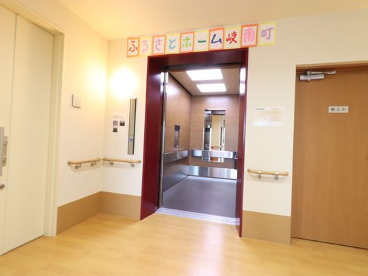 廊下とエレベーター入口