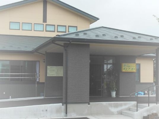 建物正面の出入口  