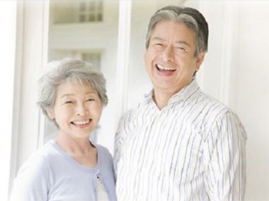笑顔の高齢カップル