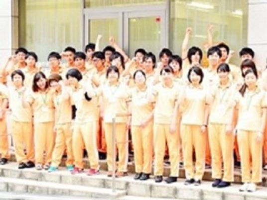 集合するスタッフの笑顔