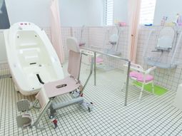 バリアフリーの明るい浴室
