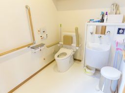 手すり付き安全トイレ