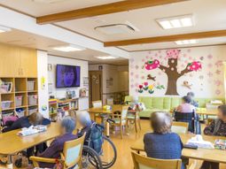 明るい共有スペースと利用者