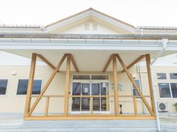 木目調の入り口が印象的な建物
