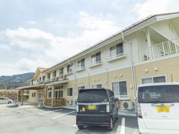 広々とした駐車場の建物