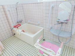 バリアフリーの浴室設備