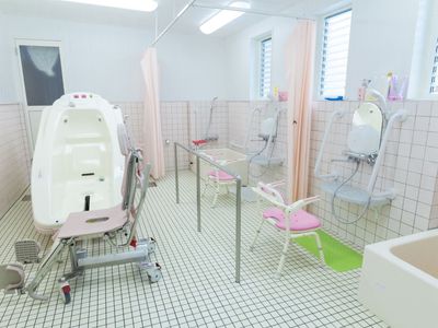 バリアフリー設計の浴室