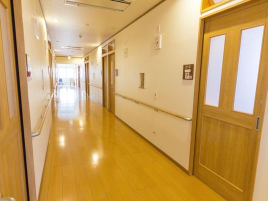 明るく清潔な廊下