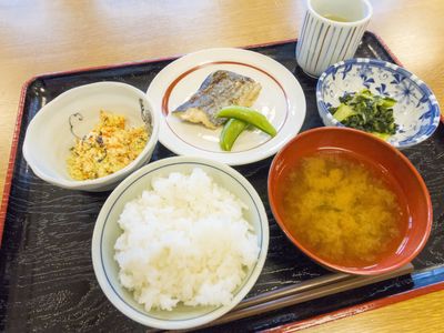 和食の朝食トレイ