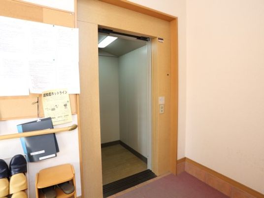 明るい廊下のエレベーター入り口