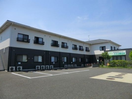 明るい日射しの施設外観