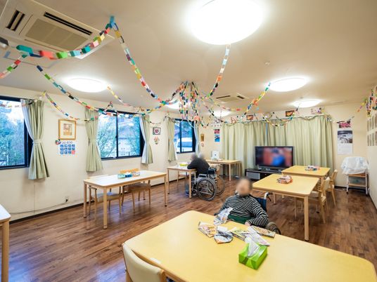 装飾された広々とした食堂