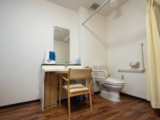 洗面台とトイレのある洋室