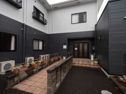 暖かみのある建物エントランス