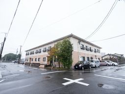 住宅のような外観の建物