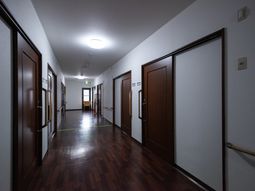 清潔な室内の廊下