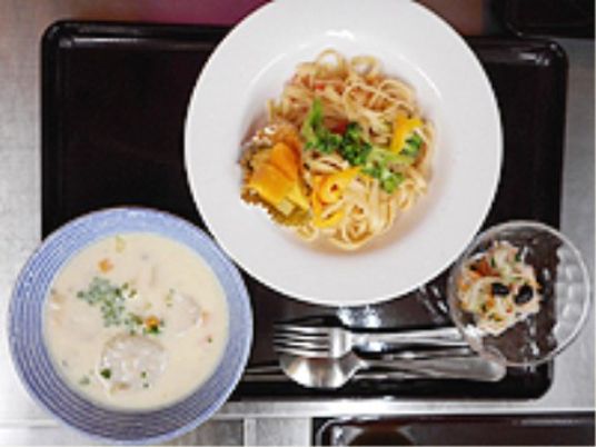施設の彩り豊かな料理