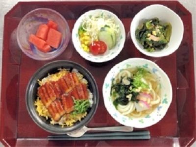 彩り豊かな食事の盛り付け