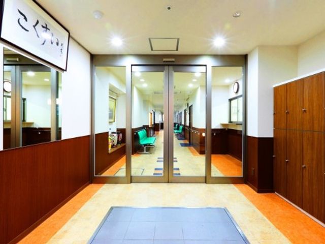 明るい廊下のエントランス エントランスホール 広々としたエントランスは、落ち着いた色合いで、訪れる方々を優しく迎え入れます。