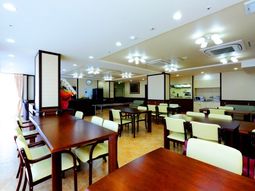 明るい食堂の空間