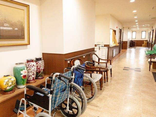 廊下に置かれた車椅子 廊下 ゆったりとした廊下には、利用者の移動をサポートする車椅子が準備されています。